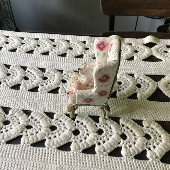 DEZINE Vintage Cottagecore Ceramic Comfy Chair Picture Frame - Picture 3 of 16